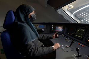 سعوديات يقدن قطارات سريعة لنقل الحجاج إلى مكة والمدينة!!