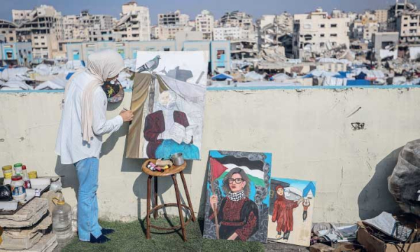 من خيام النزوح في غزة: الطفلة سارة ترسم للعالم واقع الإبادة!!